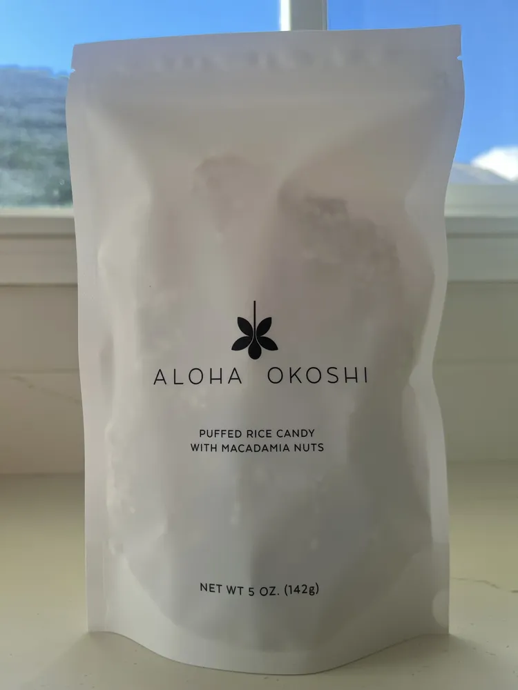 The starting photo: a white Aloha Okoshi bag standing on a windowsill